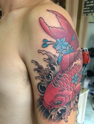 落在大臂上红色大鲤鱼纹身很抢眼