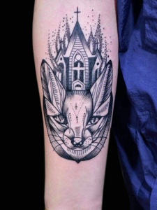 城堡与猫头结合的创意手臂纹身图片