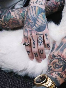 对宠物宠爱有佳的情侣花臂纹身图片