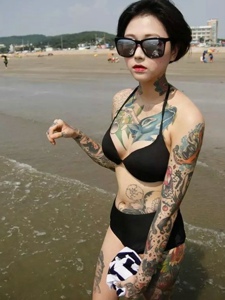 海边性感美女满身图腾纹身图片