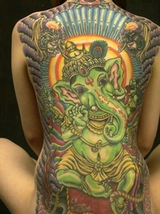 女生满背彩色大象神纹身图案