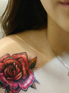 锁骨两边的美丽花朵纹身图片