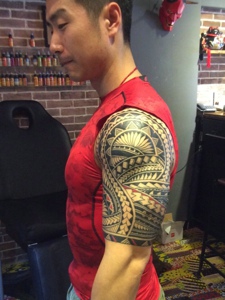 型男的大臂老传统图腾纹身图片
