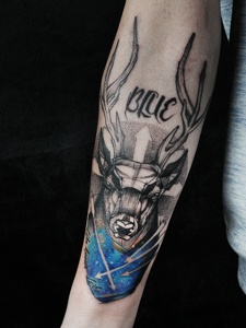 手臂上富有创意的鹿头刺青