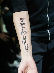 手臂外侧清晰的个性梵文纹身图片