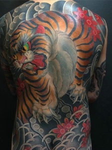 满背凶恶无比的日式老虎纹身图案