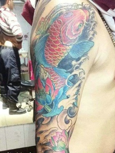 朝思暮想的时尚花臂红鲤鱼刺青