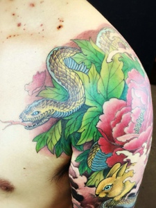 蛇与小兔子一起的花臂纹身图片
