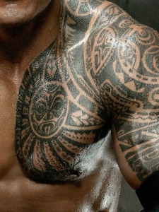 肌肉男士拥有劲爆的传统半甲纹身图片