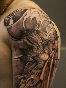 大臂上的一款黑白莲花图腾刺青