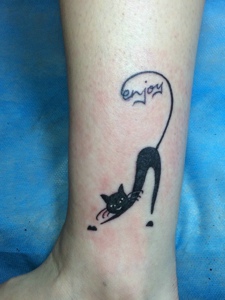 慵懒可爱的小猫腿部纹身图片