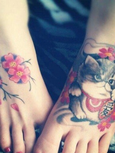 樱花与招财猫的脚背纹身图片