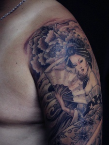 大臂一枚黑白花妓纹身图案