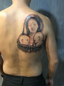 后背一款圣母和小孩一起的图腾纹身