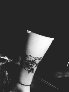 唯美又时尚的手臂花朵纹身图片