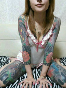 野蛮美女有着精彩的花臂刺青