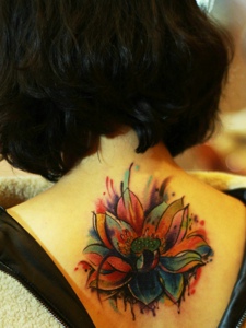 五颜六色的盛开莲花背部纹身图片