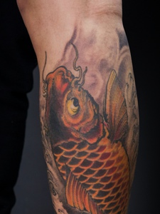 生机勃勃的手臂红鲤鱼纹身图案