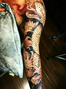 蛇与花结合的另类手臂纹身图案