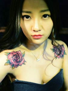 女生香肩两边一模一样的花朵纹身图片