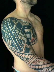 中年男人的帅气半甲玛雅纹身