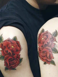 手臂大红色玫瑰情侣纹身图片