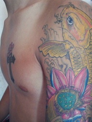 莲花和大鲤鱼在一起的手臂纹身