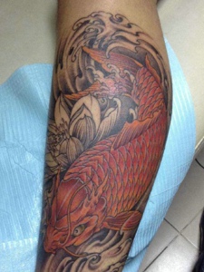 腿部红鲤鱼纹身图片个性迷人