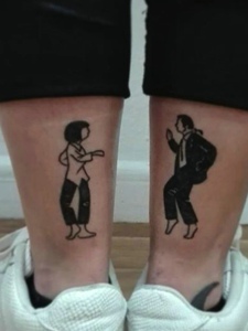 裸脚上的一对特逗比的情侣纹身图片