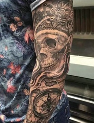 手臂上骷髅和钟表结合的个性纹身
