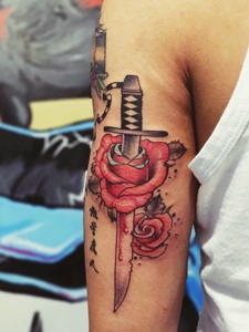 手臂外侧玫瑰匕首纹身图片很嚣张