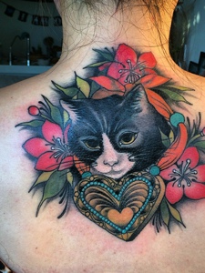爱心小猫与花朵结合的背部纹身图案
