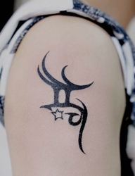 手臂上代表个性形态的各样纹身
