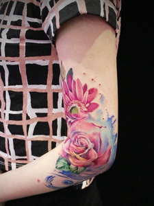 性感美丽的手臂花朵纹身图片