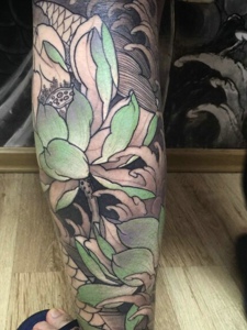 腿部铺满的彩色莲花纹身图片