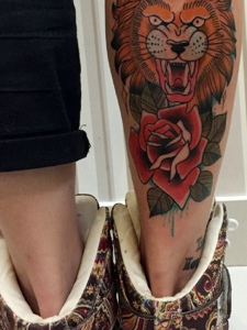 狮子头像和美丽花朵结合的腿部纹身