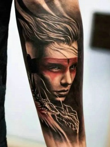 瑞典纹身艺术家印在身上