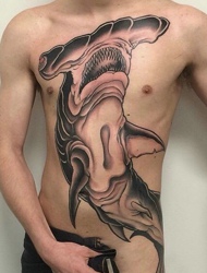 开放男士胸前好看的黑白海豚纹身