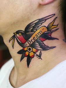颈部燕子纹身图片是那么的抢眼