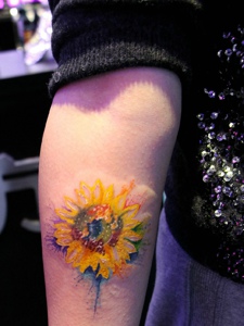 落在手臂的一朵向日葵纹身