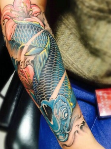 一款朝气勃勃的彩色大鲤鱼刺青