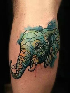 腿部个性独特的象头纹身图片