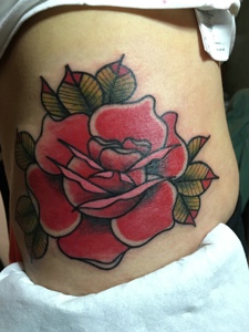 适合女生的大红色玫瑰花朵纹身图片