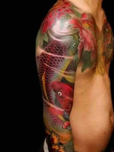 艳丽无比的手臂红鲤鱼纹身图片
