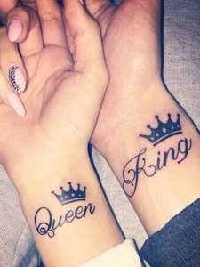 皇冠与英文结合的情侣纹身图片
