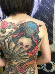另类女生满背的彩色花妓纹身
