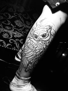 腿部黑白猫头鹰纹身图片