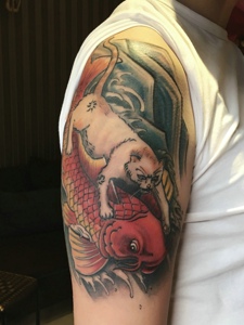 创意的大臂彩色红鲤鱼刺青