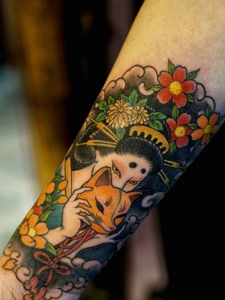 经典老传统手臂内侧彩色花旦纹身图片