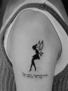 小天使与英文一起的大臂纹身图片